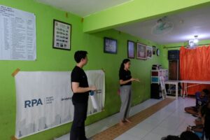 Person teaches about AI to the kids